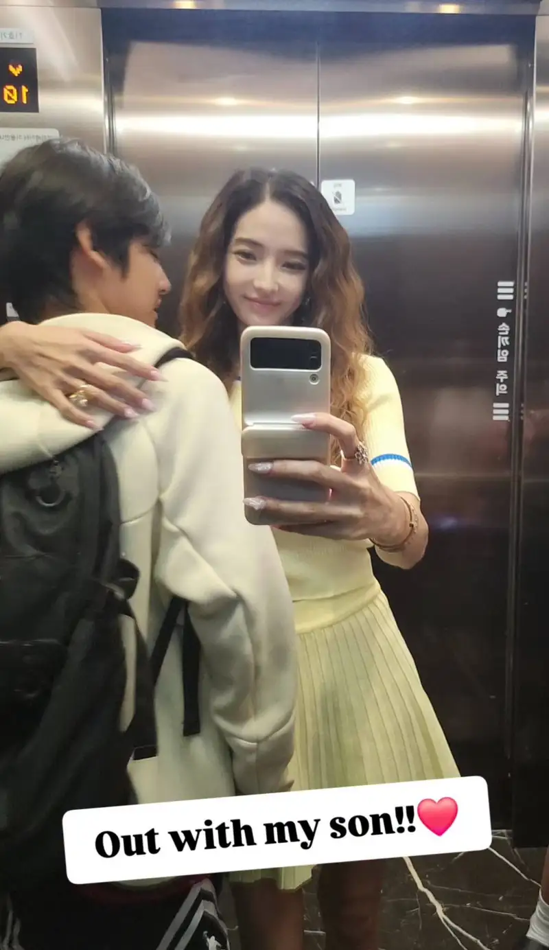 Han Chae Young và con trai 12 tuổi gây sốt mạng xã hội