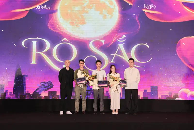 Nhà sử học Dương Trung Quốc đánh trống phát động
