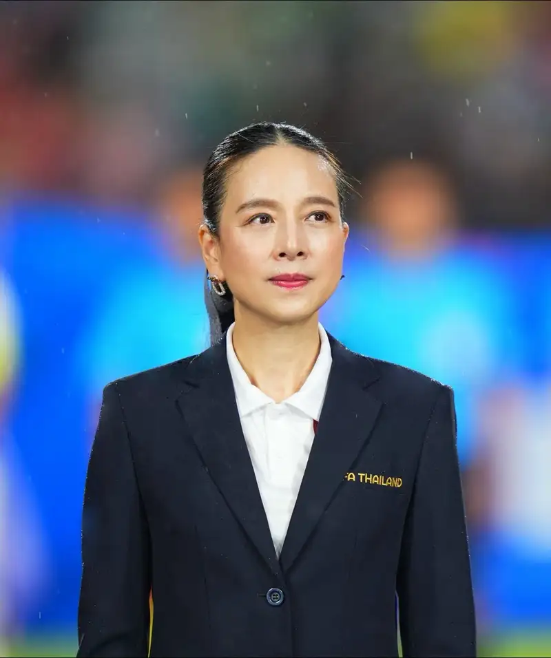 Madam Pang trên sân cỏ cùng các cầu thủ Thái Lan