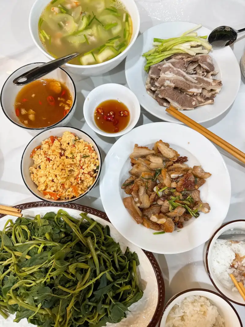 Mâm cơm do Doãn Ngọc Tân nấu