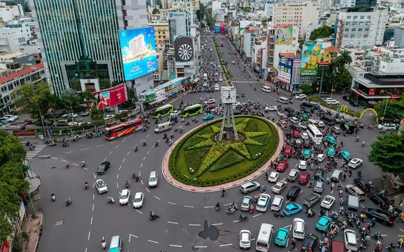 Bố trí dải phân cách phân luồng tại chân cầu Điện Biên Phủ
