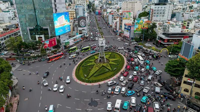 Thí điểm điều chỉnh phân luồng giao thông tại vòng xoay Nguyễn Bỉnh Khiêm Quận 1