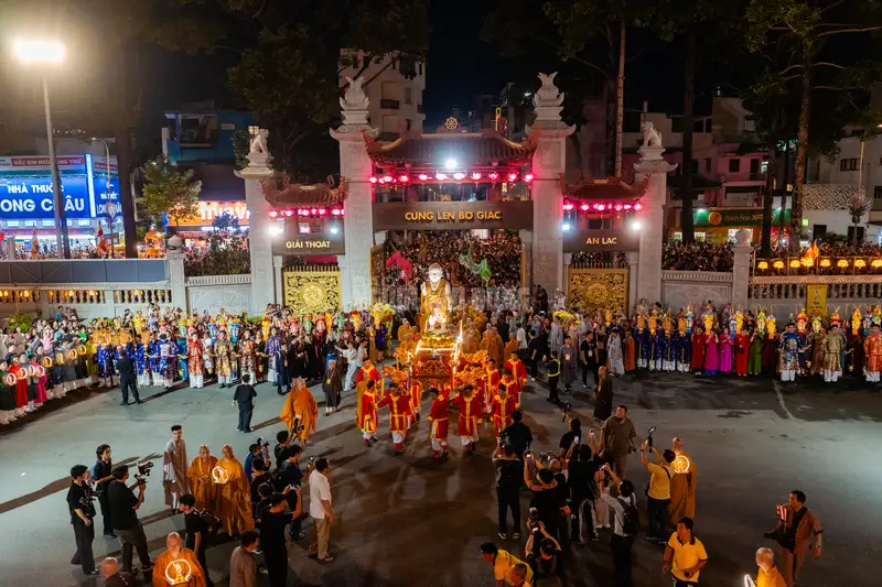 Cung nghinh Phật ngọc sơ sanh: Hàng ngàn người đổ về Việt Nam Quốc Tự mừng Đại lễ Phật Đản