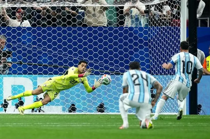Messi đá phạt đền