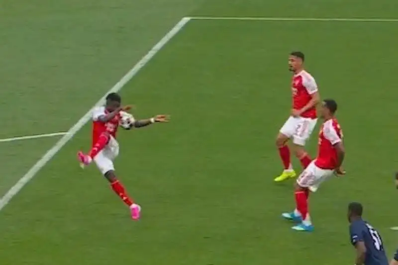 Chung kết C1 2026: Phong độ tương phản của Saka (Arsenal) và Vitinha (PSG)