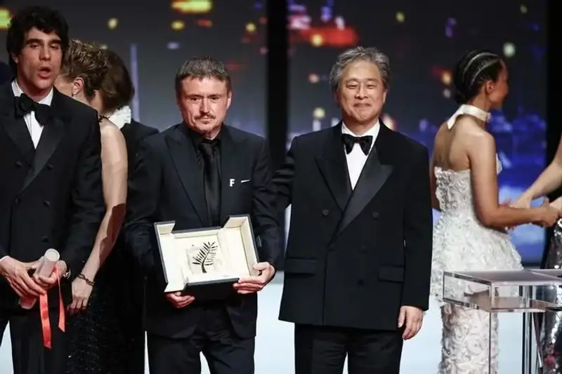 Đạo diễn Cristian Mungiu (thứ hai từ trái sang) đoạt giải Cành cọ vàng cho phimFjord, chụp ảnh cùng Park Chan Wook (thứ ba từ trái sang) - chủ tịch ban giám khảo Liên hoan phim Cannes lần thứ 79, trên sân khấu trong lễ bế mạc liên hoan phim tại Cannes, Pháp. Ảnh:Reuters-Yonhap.
