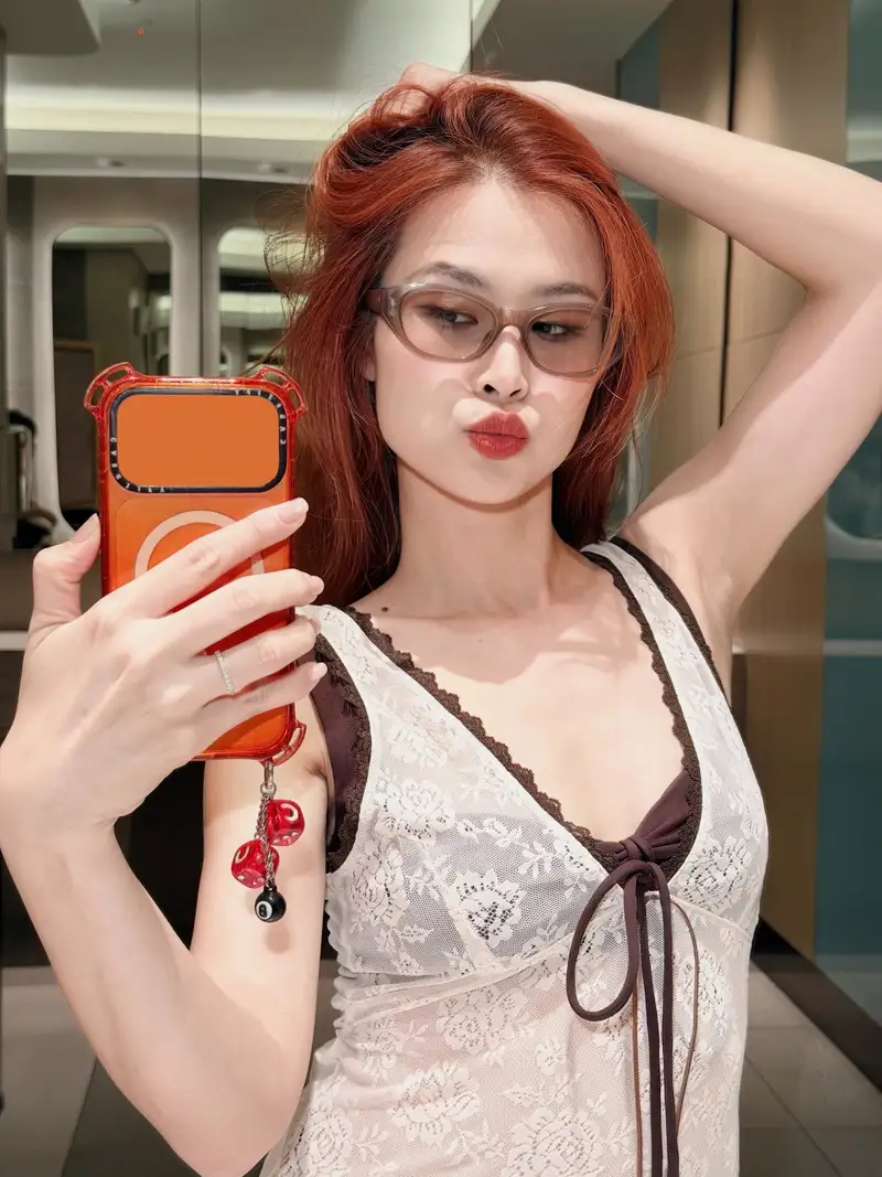 Phong cách thời trang ren cá tính của Đông Nhi
