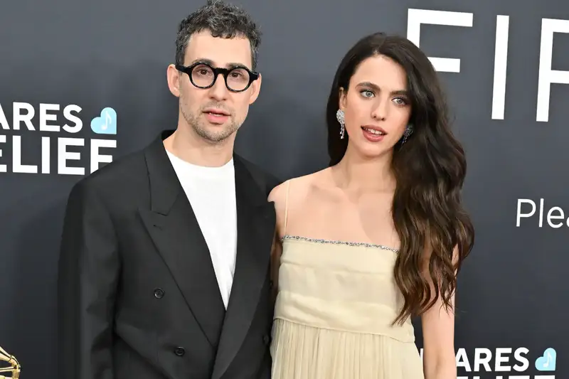 Margaret Qualley giữa tin đồn ly hôn và đỉnh cao sự nghiệp với 'Thần Dược'