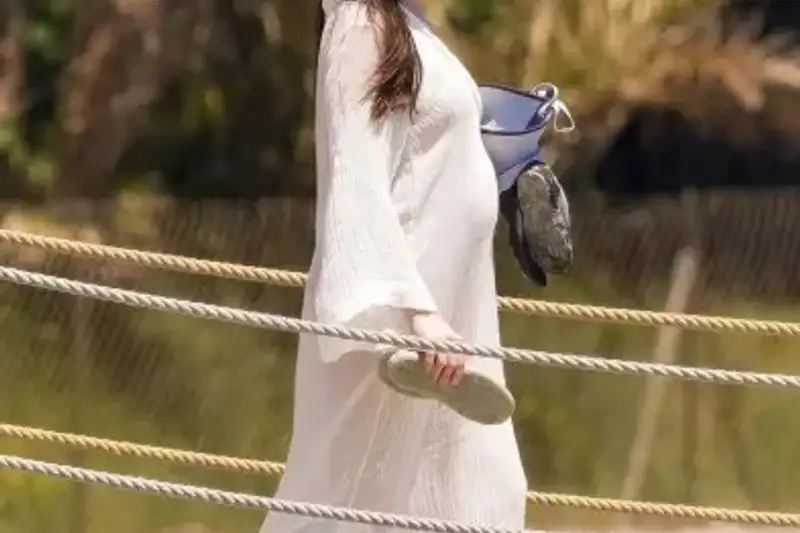Anne Hathaway mang thai con thứ ba: Hành trình làm mẹ đầy cảm hứng