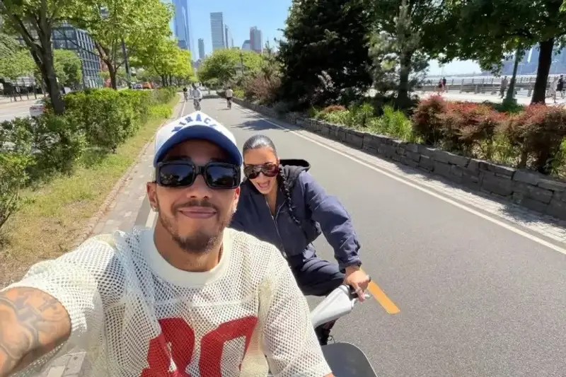 Kim Kardashian và Lewis Hamilton: Mối Tình Vượt Biên Giới Showbiz và Đua Xe F1