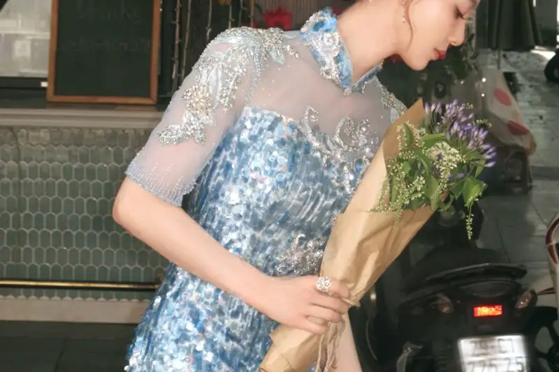 Nhan sắc Lưu Thi Thi gây sốt trên phố Hà Nội và góc khuất sự nghiệp tuổi U40