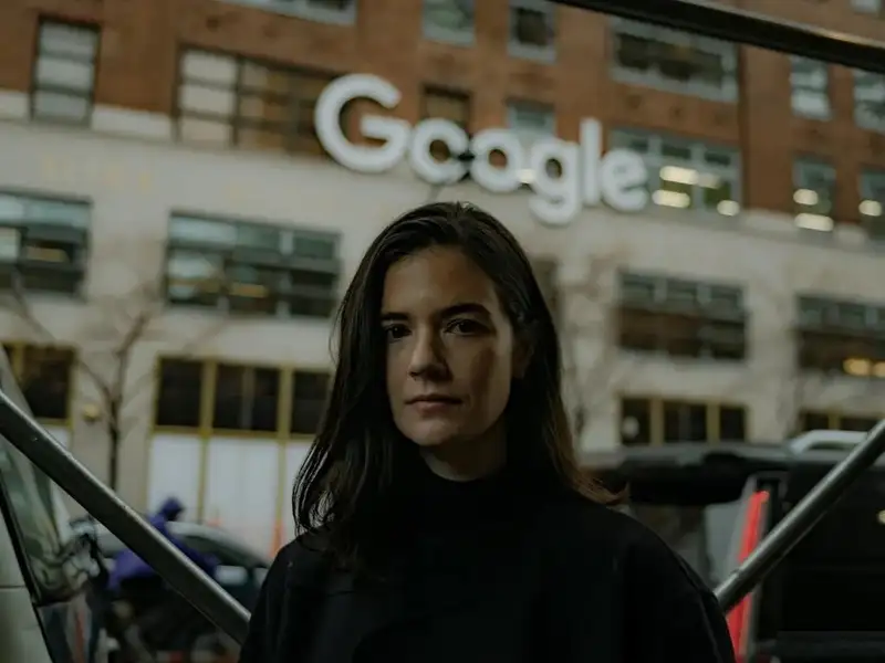 Hình ảnh của Claire Stapleton đứng bên ngoài trụ sở Google tại khu Chelsea, thành phố New York (Mỹ) vào năm 2018.