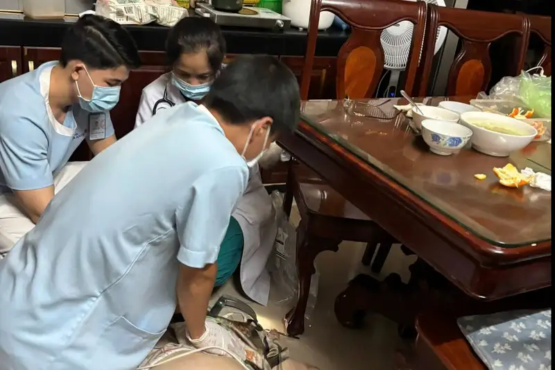 Cấp cứu qua Zalo: Bà cụ 81 tuổi ngừng tim do hóc thịt và bài học vàng về sơ cứu