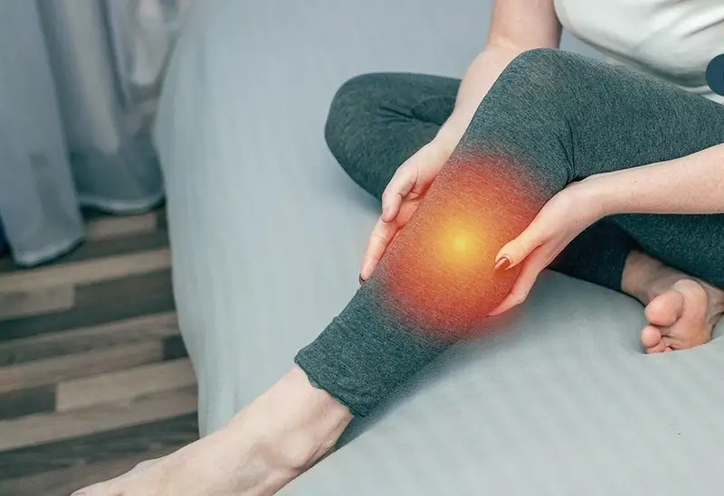Một bên bắp chân lạnh và nhợt nhạt