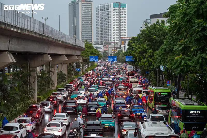 Mưa lớn giờ cao điểm 'tê liệt' Hà Nội: Nỗi ám ảnh thường nhật hay thách thức mới?
