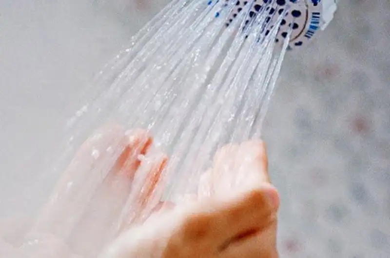 Hình ảnh một người đàn ông lớn tuổi đang tắm.
