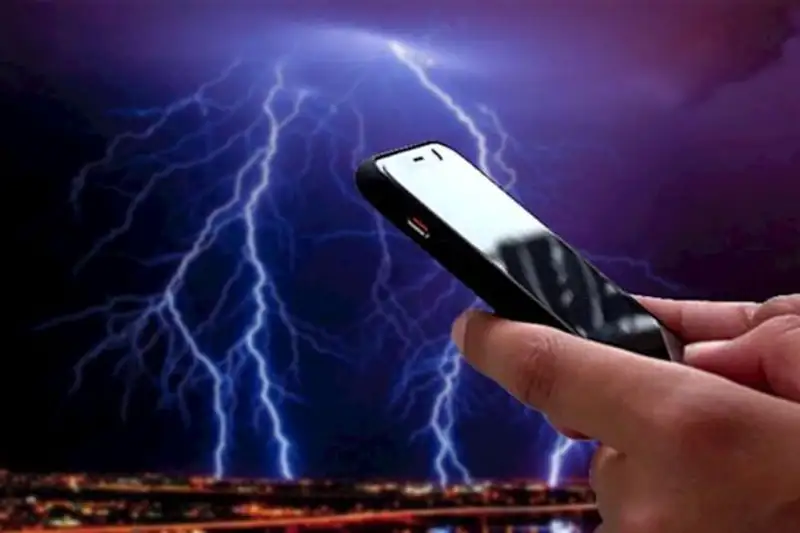 Smartphone có thực sự “hút sét”? Giải mã lầm tưởng và quy tắc an toàn mùa giông bão