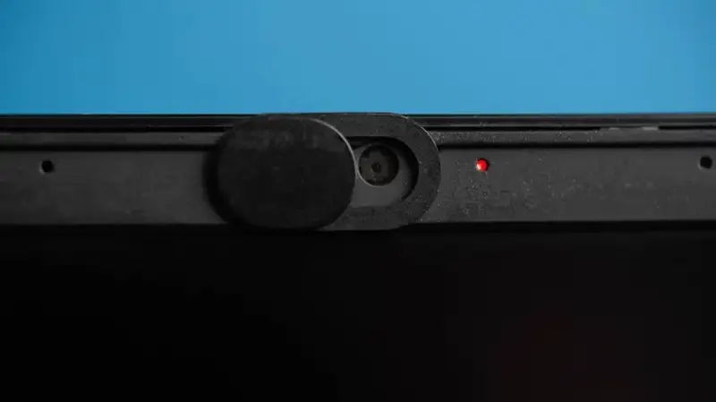 Chấm đỏ bí ẩn xuất hiện cạnh webcam laptop có thể gây hoang mang cho người dùng
