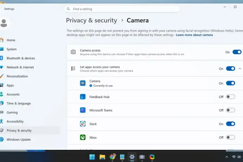 Chấm đỏ bí ẩn trên webcam laptop: Đừng vội lo lắng bị hacker theo dõi