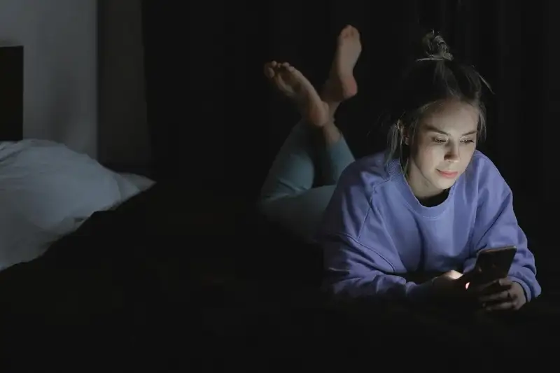Điện thoại trước giờ ngủ: Thói quen 'vô hại' đang hủy hoại giấc mơ của bạn?