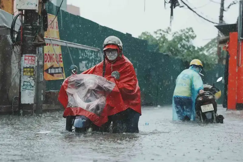 Bắc Bộ đối mặt đợt mưa lớn kéo dài, nguy cơ ngập úng đô thị và sạt lở