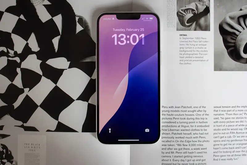Màn hình OLED 6,1 inch trên iPhone 16e