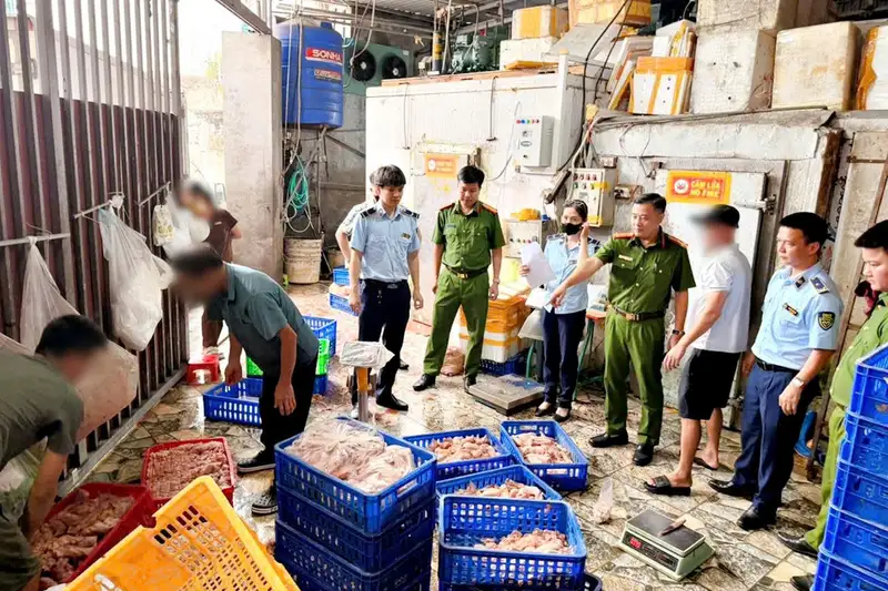 Bắc Ninh: Phát hiện hơn 1,3 tấn thực phẩm đông lạnh không rõ nguồn gốc dịp Trung thu