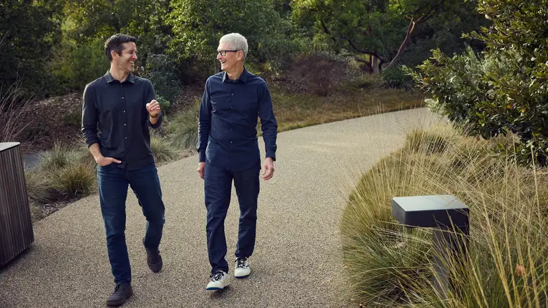 Tim Cook và người kế nhiệm John Ternus